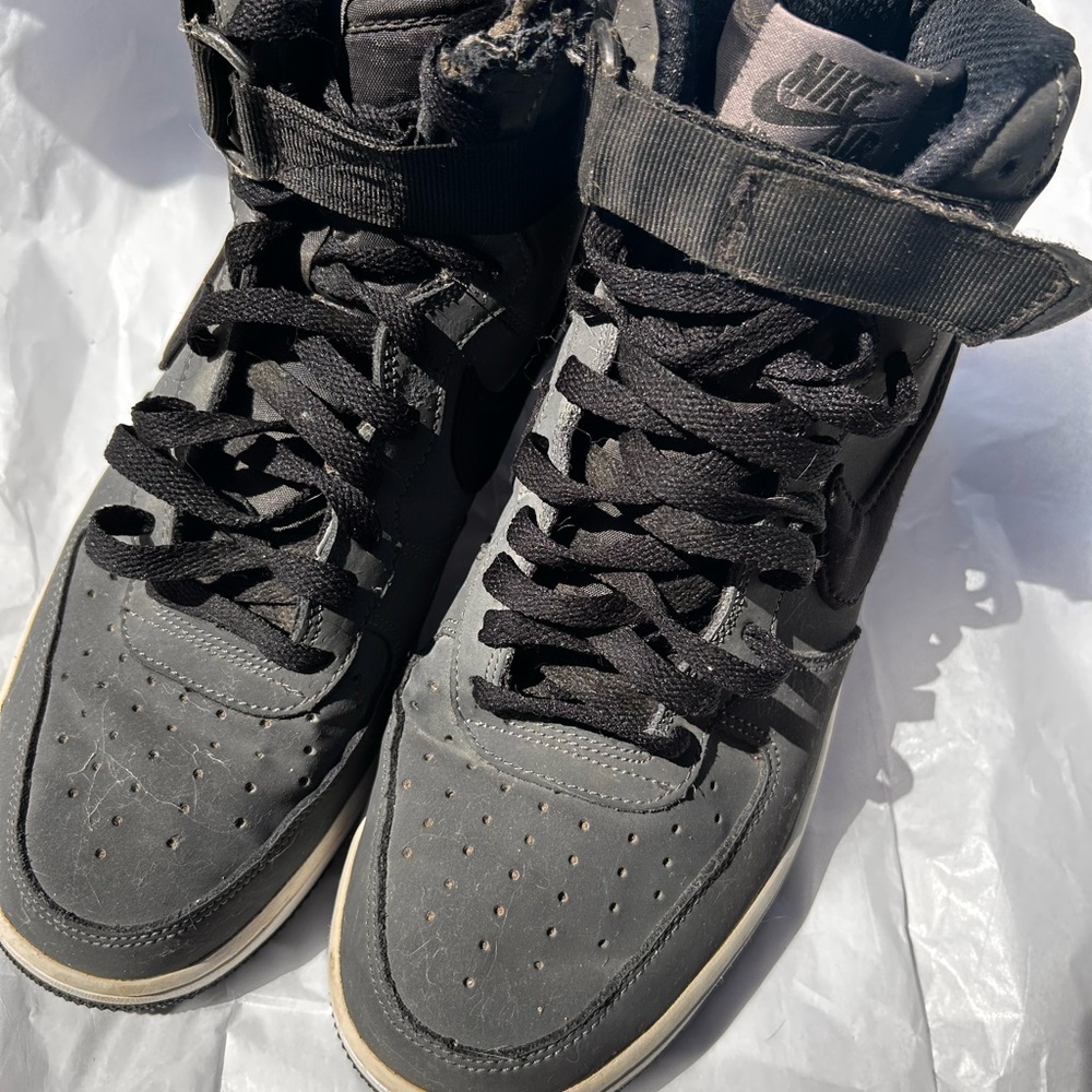 Nike High-Top Sneakers in Grey and Black (Detail)